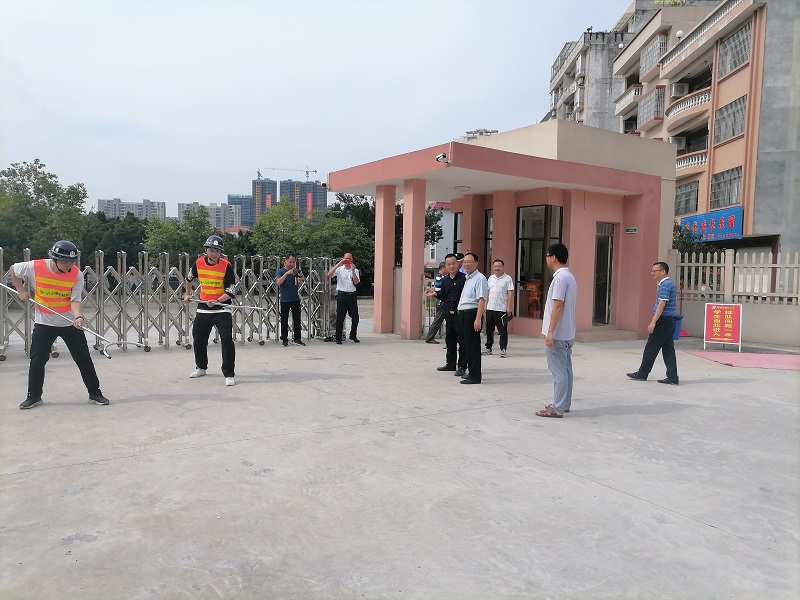 微信圖片_20210513101530縣領(lǐng)導(dǎo)譚樹(shù)才到縣四一八小學(xué)指導(dǎo)校園安保黨史學(xué)習(xí)教育等工作.jpg