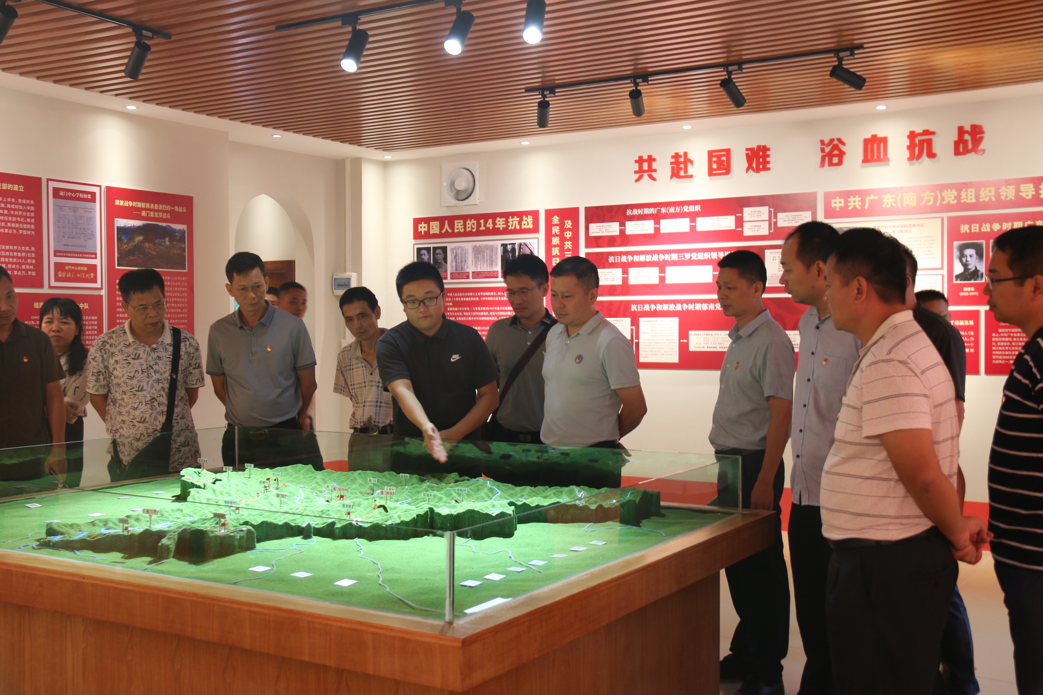 20.云浮市生態(tài)環(huán)境局郁南分局開展“傳承紅色基因、共話入黨初心”主題黨日活動（2）.JPG