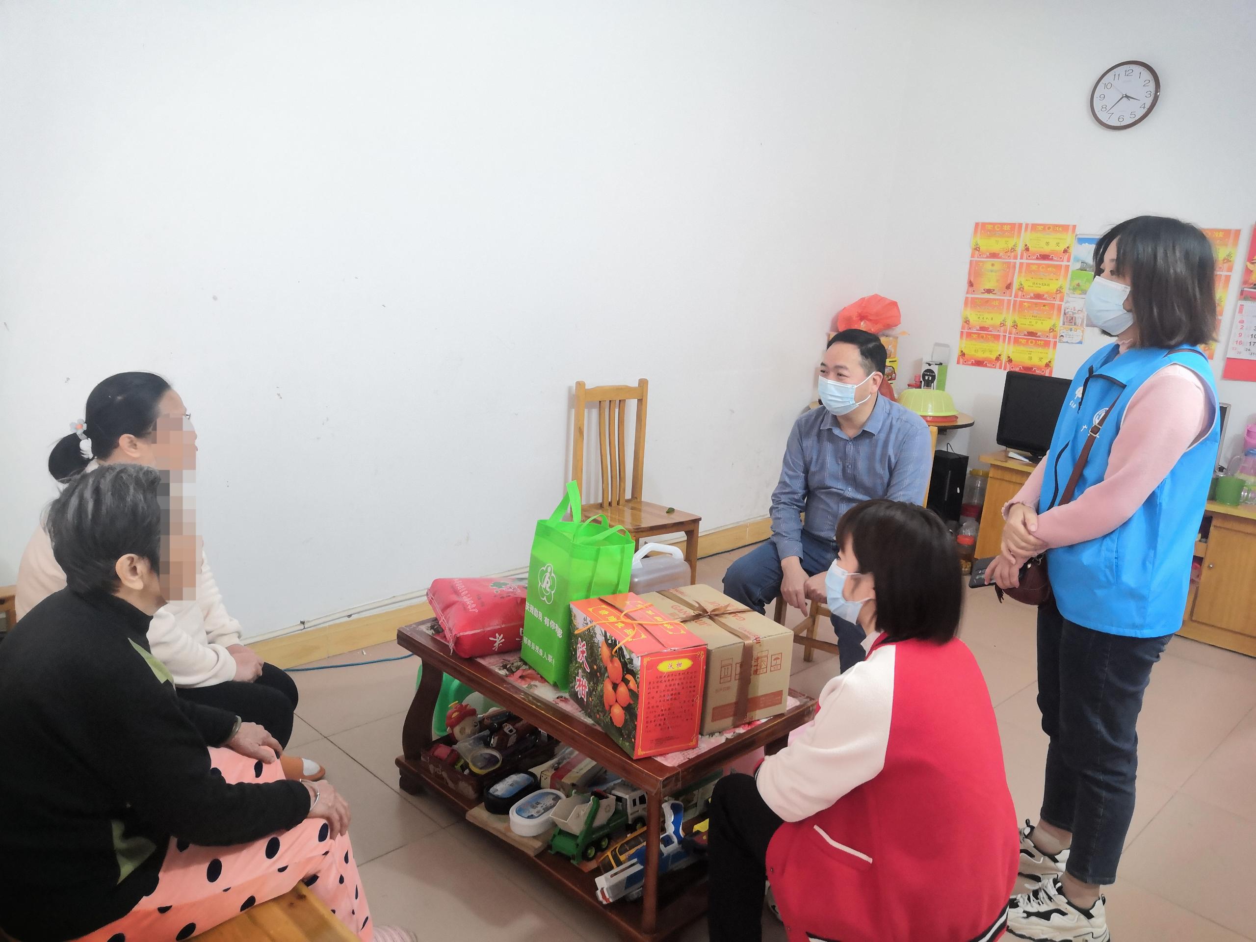 副縣長(zhǎng)劉炳榮春節(jié)慰問殘疾人圖片1.jpg
