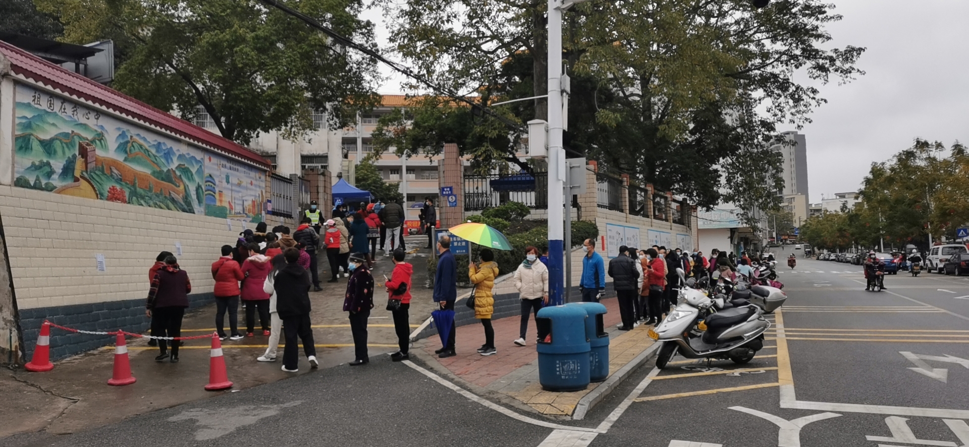 2022年2月8日【我為群眾辦實事實踐活動】2022年郁南縣發(fā)改局協(xié)助開展大規(guī)模核酸檢測工作   活動地點：郁南縣都城鎮(zhèn)四一八小學(xué)1.jpg