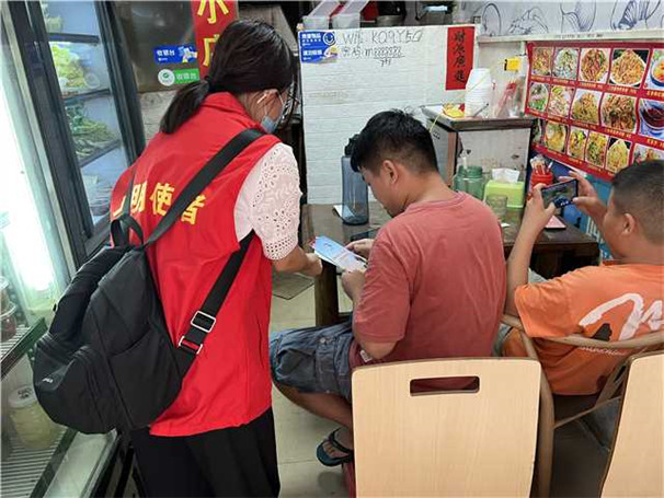 20220718郁南縣發(fā)展和改革局到中山社區(qū)入戶(hù)宣傳創(chuàng)文常識(shí)2_副本.jpg