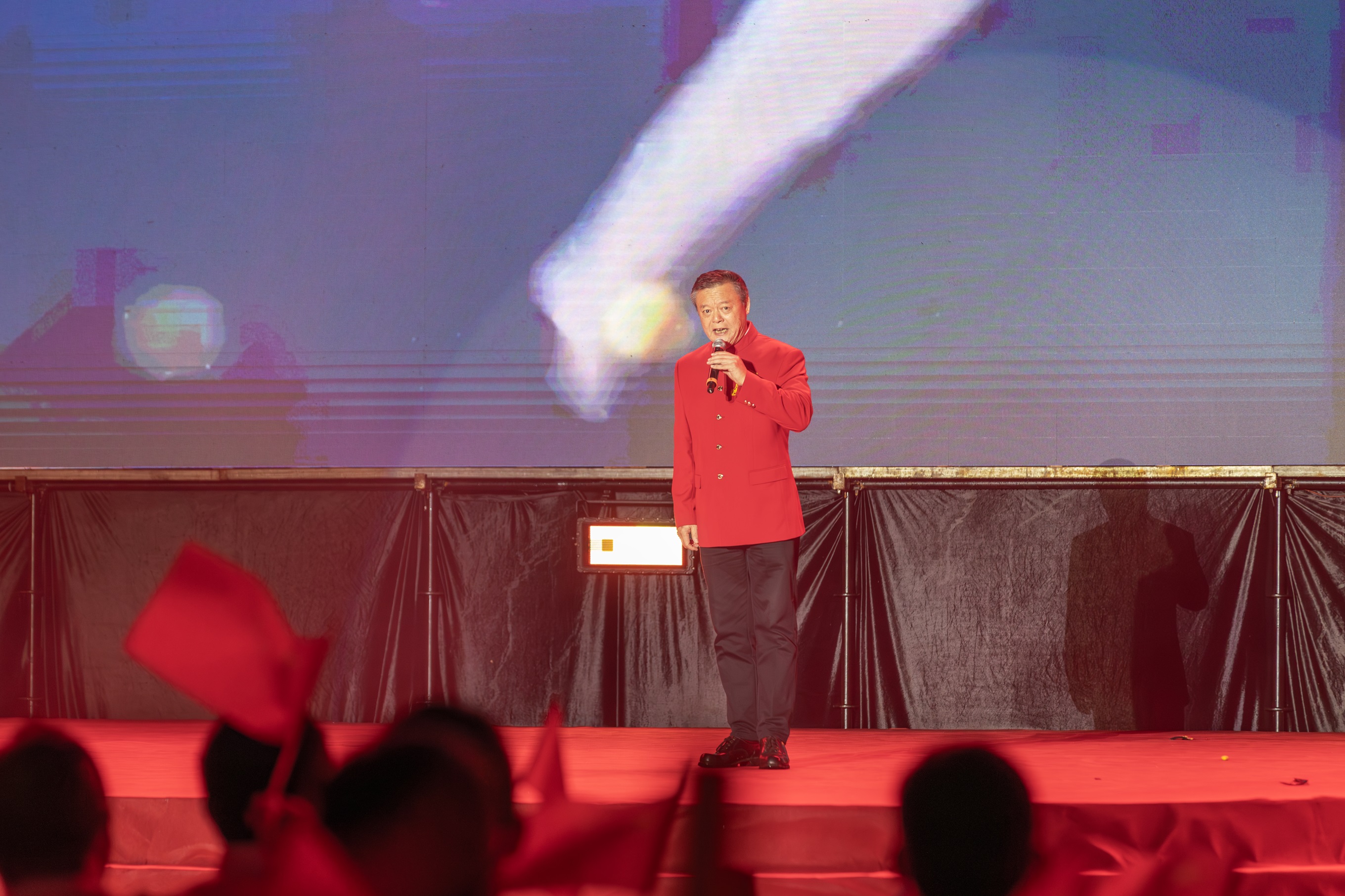 國家一級演員、男高音歌唱家周琦深情演唱《把一切獻給黨》。（攝影：杜海洪）.jpg