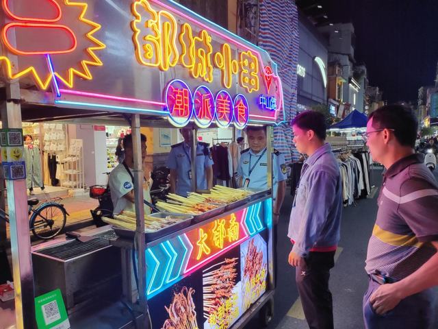 11.6縣市場監(jiān)管局：夜市肉制品專項(xiàng)檢查守護(hù)“舌尖安全3.jpg