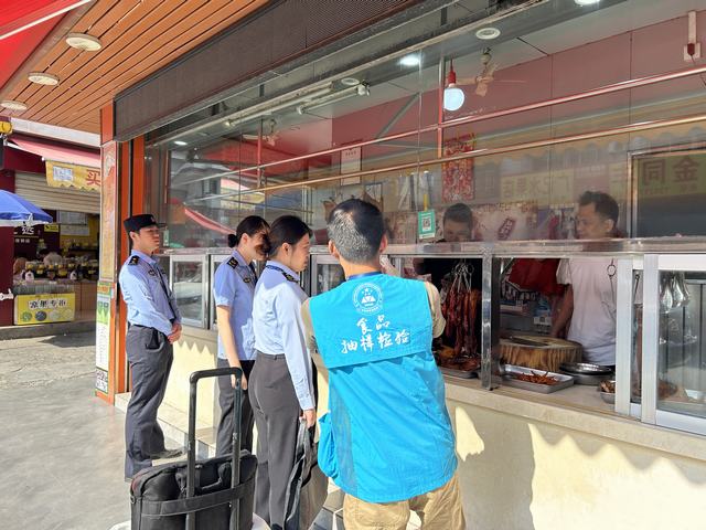 11.14聯(lián)合郁南縣公安局開展肉制品和食用農(nóng)產(chǎn)品專項(xiàng)執(zhí)法抽檢2.jpg
