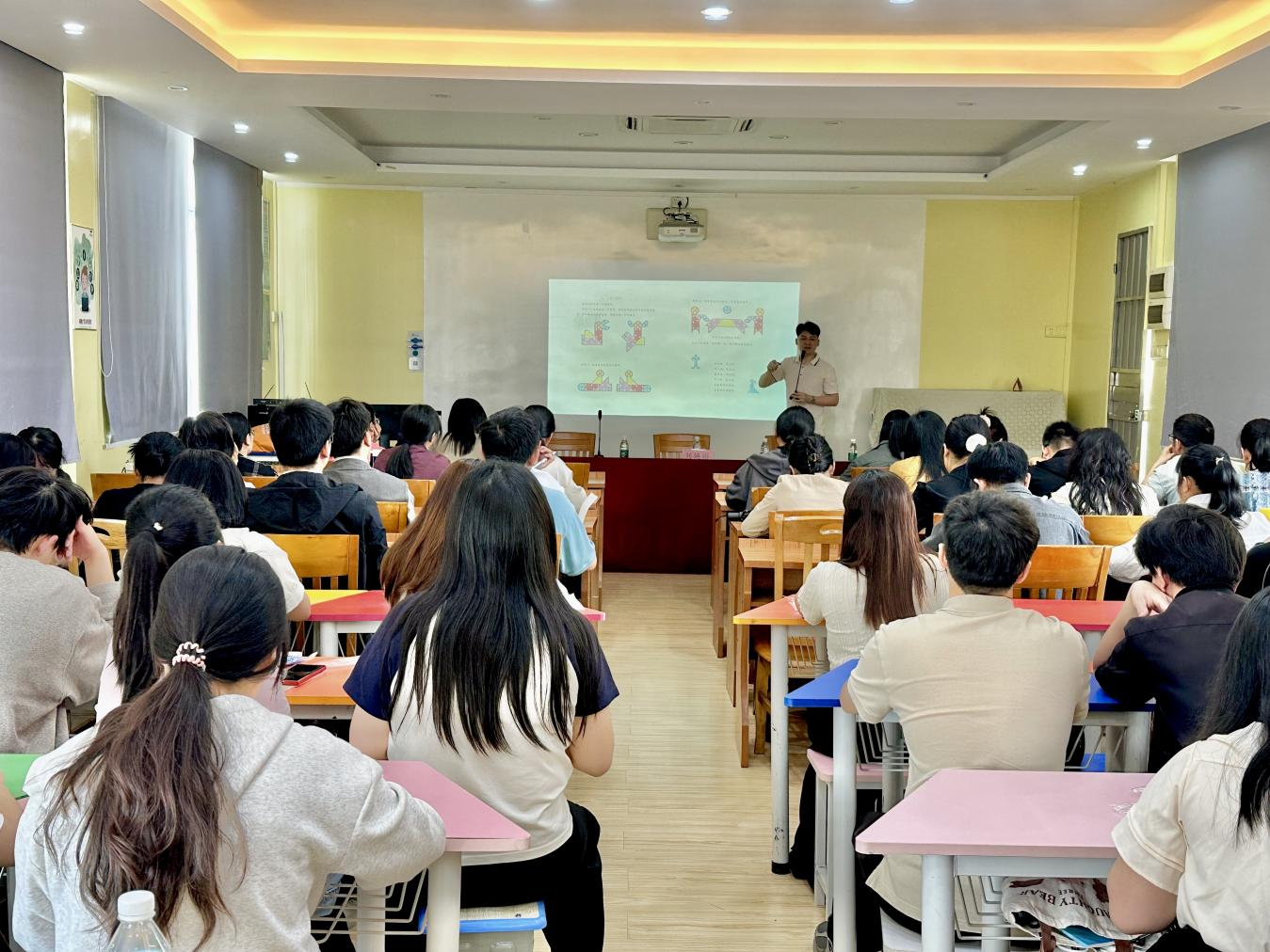 七巧啟智，共促科技教育——云浮市第五屆青少年科技七巧板創(chuàng)意制作競賽教師培訓(xùn)班（郁南站）在都城鎮(zhèn)錦江小學(xué)舉辦1.png