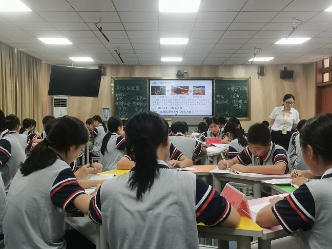 “融”鄉(xiāng)土之韻 “育”思政之花——云浮市初中思政課優(yōu)秀教學(xué)課例展示(郁南場次)暨鄉(xiāng)士資源融入教學(xué)專題培訓(xùn)活動(dòng)圓滿舉行3.png