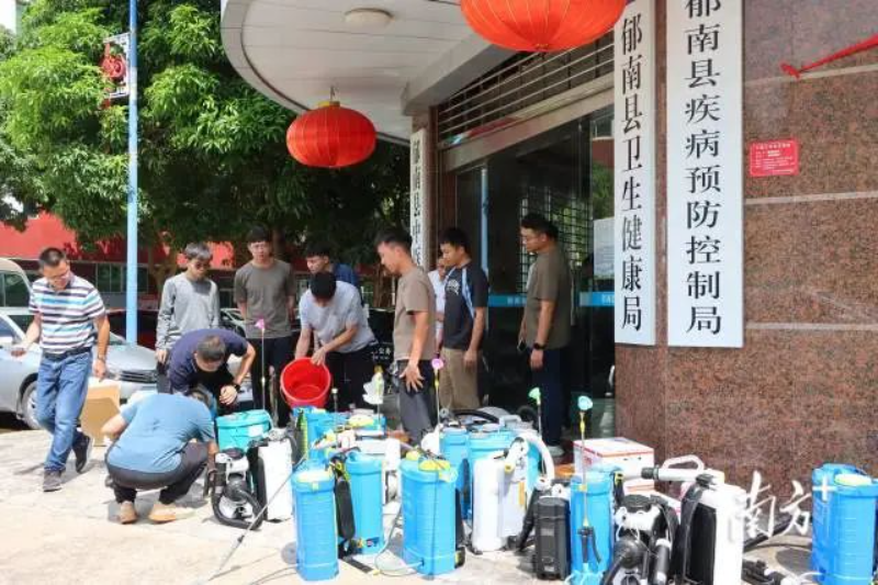 新興、云城、云安三個(gè)縣區(qū)組織力量前往郁南，支援防滅蚊行動(dòng)。   張健珍 攝