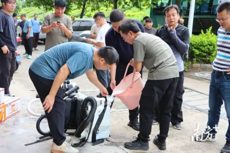 新興、云城、云安三個(gè)縣區(qū)組織力量前往郁南，支援防滅蚊行動(dòng)。   張健珍 攝