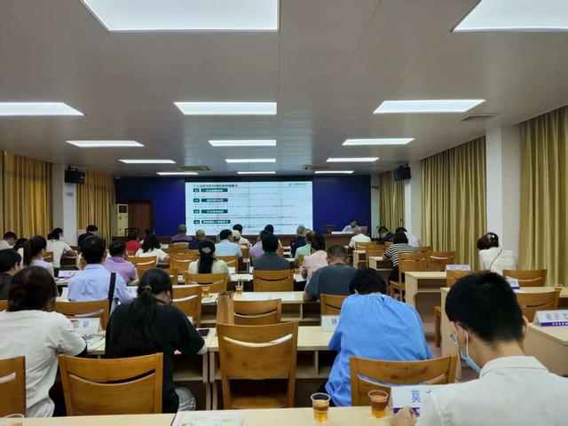 9.17，郁南縣召開“個(gè)體工商戶服務(wù)月”金融賦能高質(zhì)量發(fā)展宣講會照片2.jpg