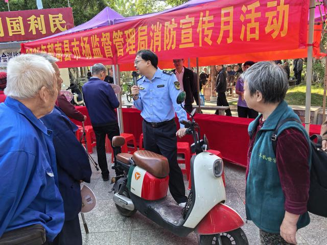 全民消防齊參與 共筑安全“防火墻”——郁南縣市場監(jiān)督管理局組織開展2025年“消防宣傳月”活動照片2.jpg