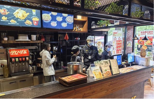 11.26，市、縣聯(lián)動直播“查餐廳” 聚集連鎖餐飲食品安全照片1.jpg