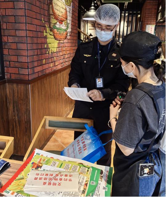 11.26，市、縣聯(lián)動直播“查餐廳” 聚集連鎖餐飲食品安全照片2.jpg