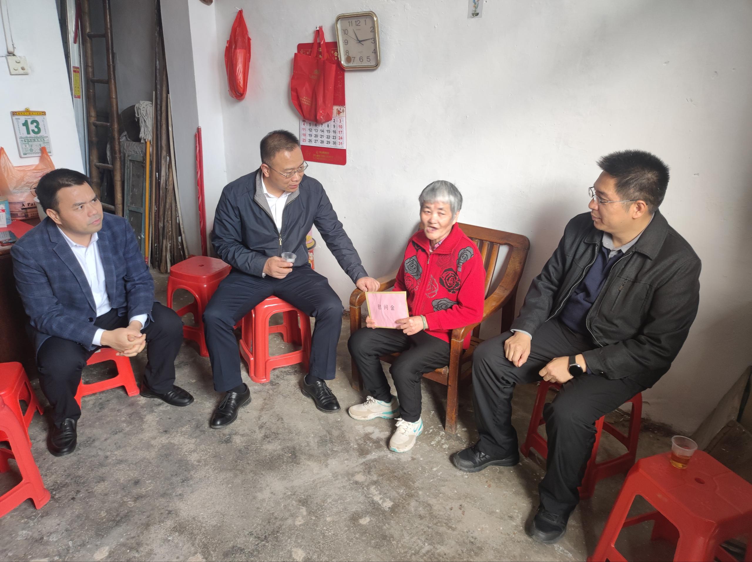 縣長(zhǎng)慰問(wèn)2.jpg